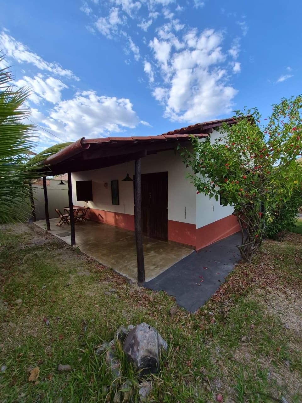 Fachada da Casa da Artista sob céu azul