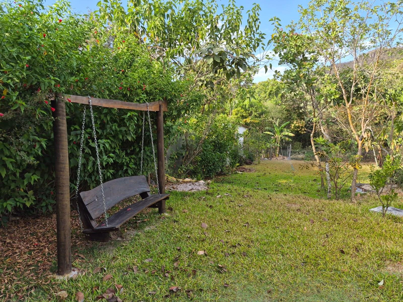 Quintal da Casa da Artista, com balanço entre a vegetação e a serra ao fundo