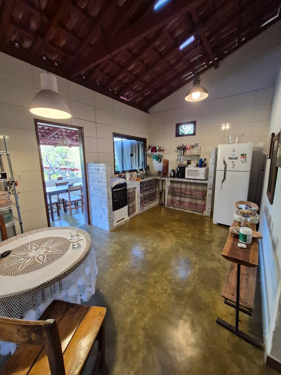Cozinha equipada da Casa da Artista, com geladeira, fogão e bancada