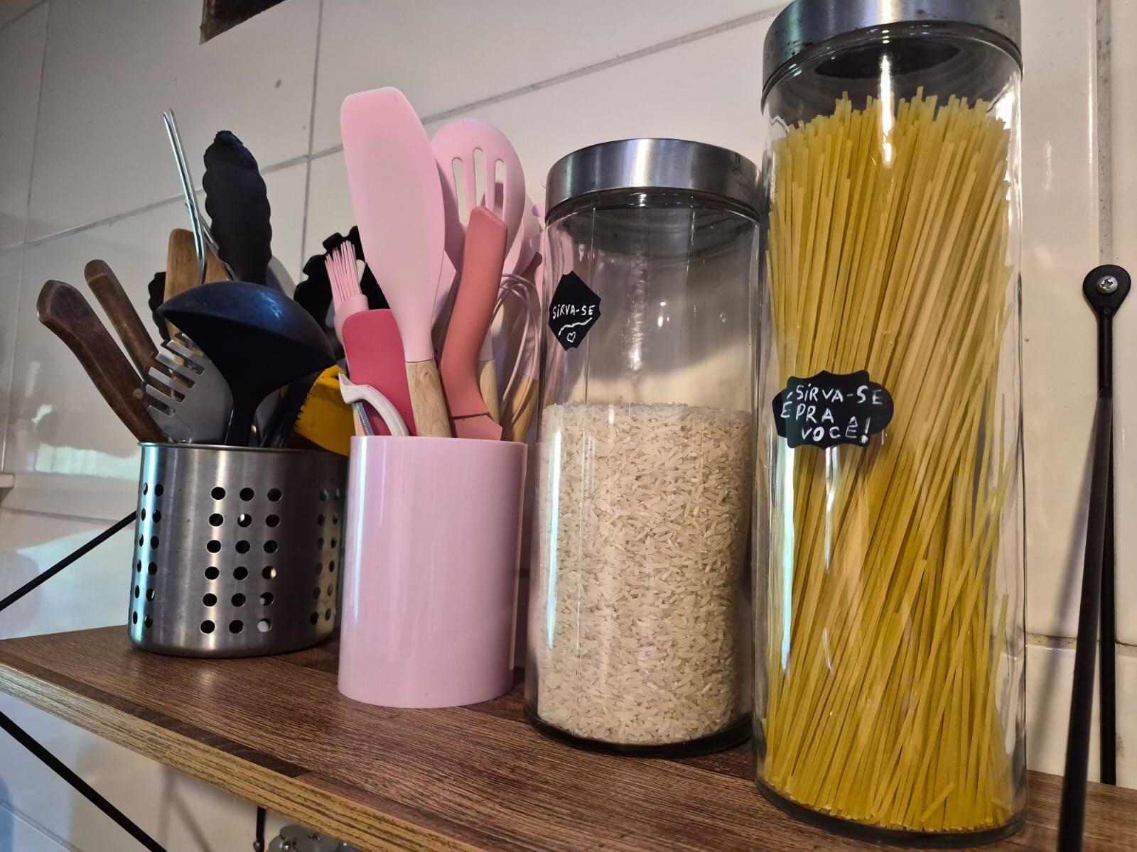 Utensílios e mantimentos na bancada da cozinha