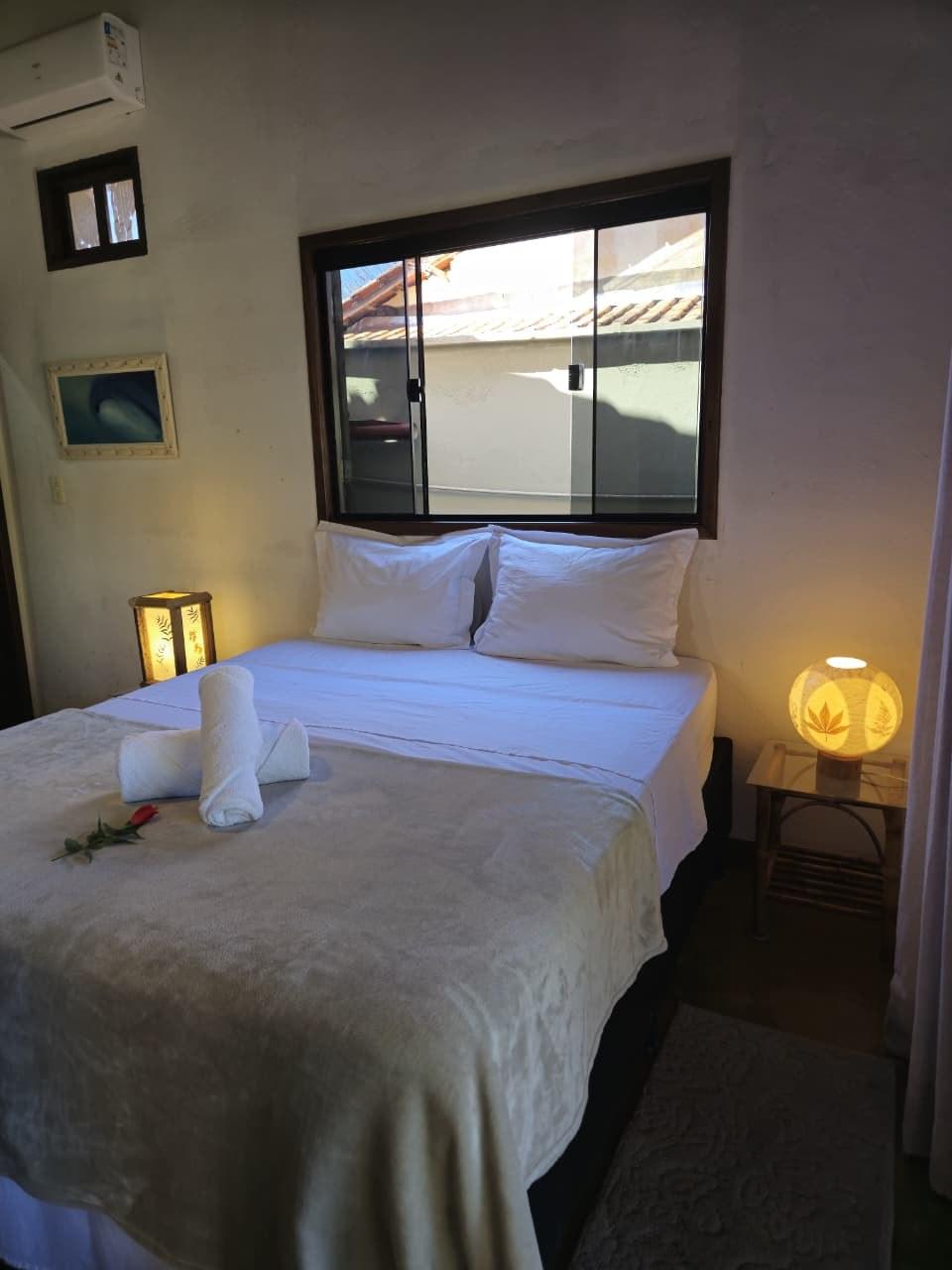 Suíte da Casa da Artista, com cama de casal e ar-condicionado