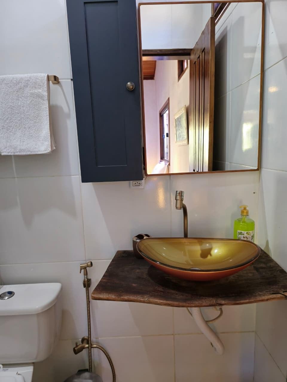 Banheiro da suíte, com cuba dourada