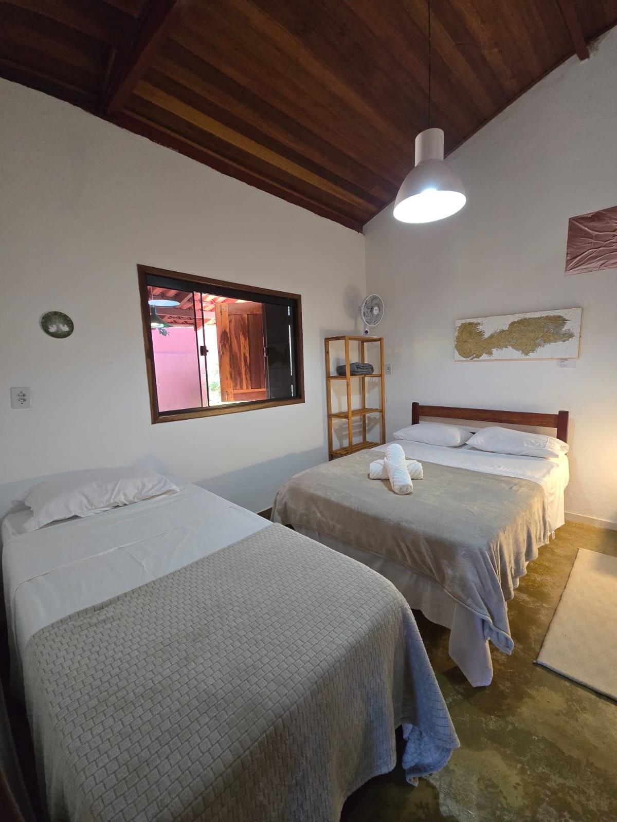 Quarto 2 da Casa da Artista, com cama de casal e cama de solteiro