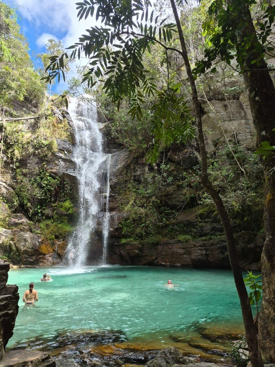 Cachoeira Santa Bárbara, com queda de 28 metros e piscina de águas turquesa, em Cavalcante-GO